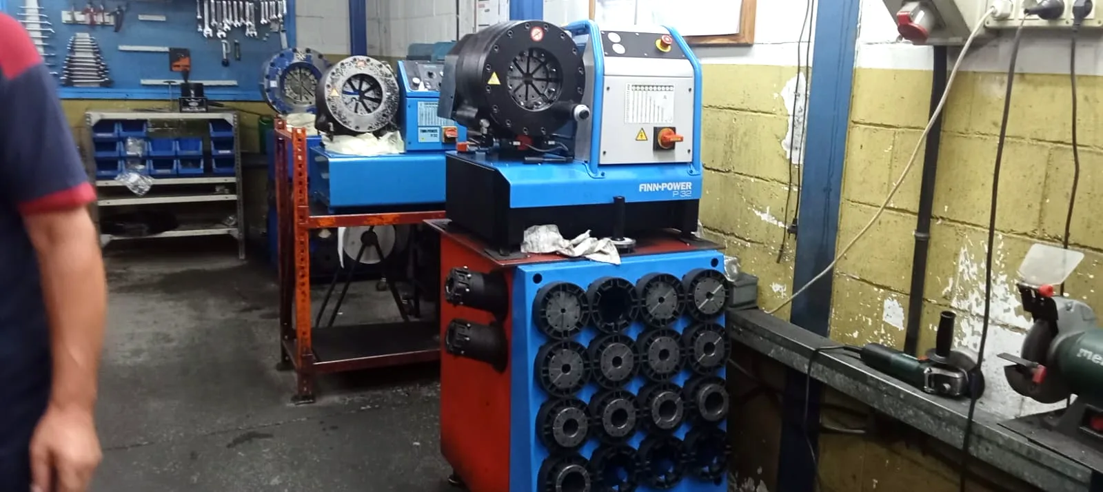 Prensadora Finn-Power P32 para fabricación de latiguillos hidráulicos en nuestro taller de Llanera