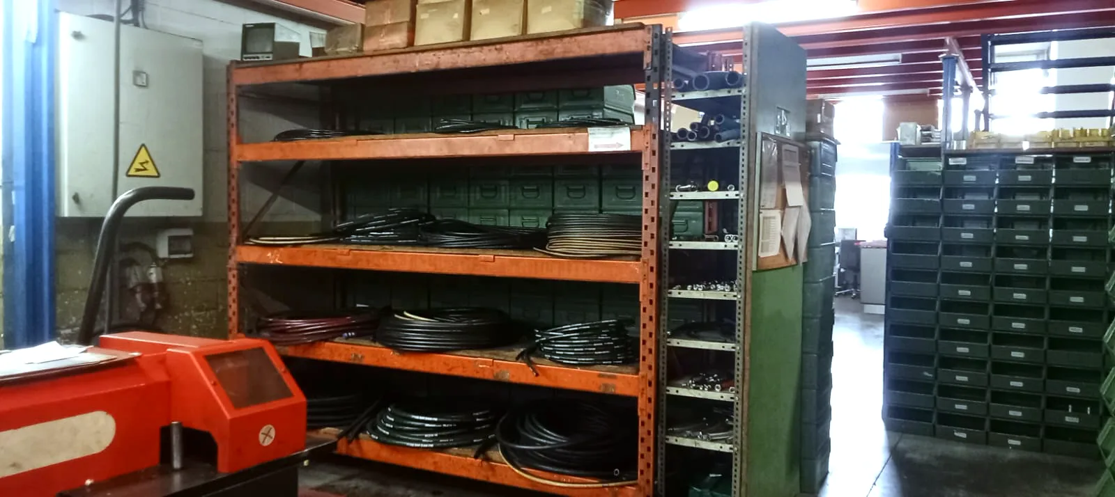 Stock de rollos de manguera hidráulica en el almacén de Manufacturas KAM